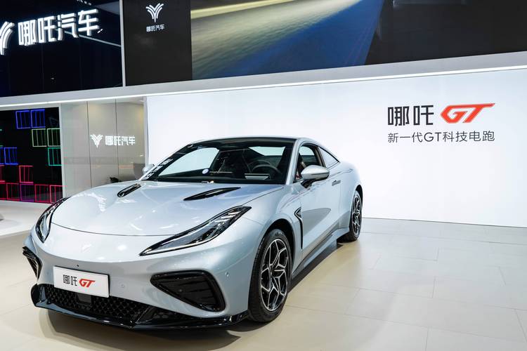 惠州293哪吒汽车在智能汽车领域的表现，领途汽车在新能源汽车市场中的影响力